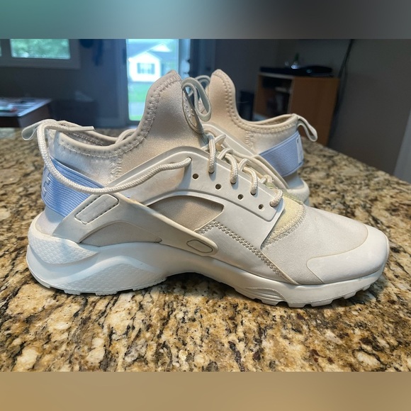 Women’s Nike Huaraches - Picture 10 of 13